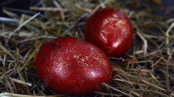 Τι μπορείτε να κάνετε τα κόκκινα αυγά που περίσσεψαν από το Πάσχα