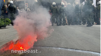 Ένταση και χημικά στην πορεία των εργαζομένων στην αυτοδιοίκηση στο κέντρο της Αθήνας