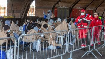 Ιταλία: Αρχισε η μεταφορά μεταναστών από τη Λαμπεντούζα, σε άλλες περιοχές της χώρας