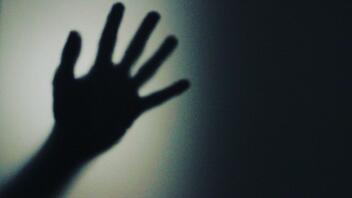 Χειροπέδες σε 53χρονο που παρενόχλησε νεαρή γυναίκα
