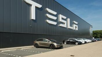 Η Tesla υπόσχεται «πιο προσιτά» αυτοκίνητα μετά την πρώτη πτώση εσόδων από το 2020