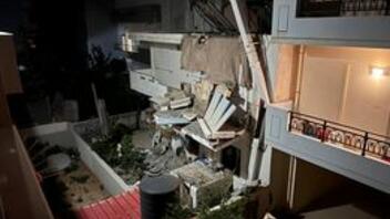 Ηράκλειο: Κατέρρευσε τμήμα μπαλκονιου και στέγαστρο - Φωτογραφίες