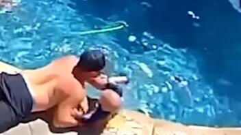 Η στιγμή που πατέρας σώζει το μωρό του από πνιγμό σε πισίνα