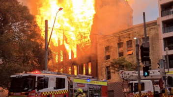 Φωτιά και εκρήξεις σε επταώροφο κτίριο στο κέντρο του Σίδνεϊ 