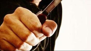 Φθιώτιδα: Έβγαλαν μαχαίρι για να πουλήσουν υαλοκαθαριστήρες!