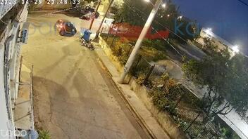 Σοκαριστικό βίντεο από τροχαίο στα Χανιά - Μηχανή έπεσε σε σταθμευμένο αυτοκίνητο