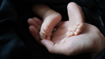 Μωρά "κατά παραγγελία": Πάνω από 100 πάμφτωχες γυναίκες χρησιμοποιήθηκαν από το κύκλωμα ως παρένθετες μητέρες