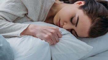 Από ποια σοβαρή νόσο κινδυνεύουν όσοι κοιμούνται λιγότερο από έξι ώρες