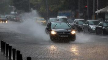 Καταρρακτώδης βροχή στην Αττική – Χάος στους δρόμους