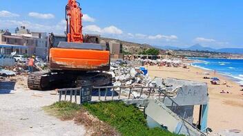 Ξεκίνησαν οι κατεδαφίσεις σε αυθαίρετα σε παραλίες της Κρήτης