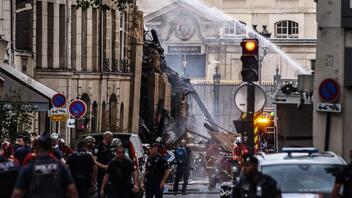 Σωστικά συνεργεία αναζητούν έναν αγνοούμενο μετά την έκρηξη στο κέντρο του Παρισιού