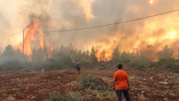 Στη Βουλή το "καυτό" θέμα των δασικών πυρκαγιών σε επίπεδο πολιτικών αρχηγών