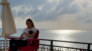 Η Ιωάννα Μαλέσκου στις πρώτες της διακοπές με τη δύο μηνών κόρη της 