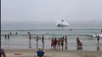 ΗΠΑ: Μικρό αεροσκάφος κατέπεσε στη θάλασσα δίπλα σε παραλία με κόσμο 