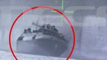 Ναυάγιο στην Πύλο: Βίντεο από τη στιγμή που το πλοίο-θάνατος παίρνει επικίνδυνη κλίση