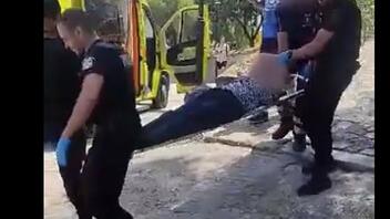 Ακρόπολη: Αστυνομικοί πήραν με φορείο τουρίστρια που κατέρρευσε από τον καύσωνα