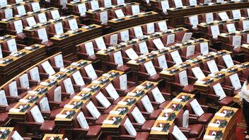 Οι 300 χάρτινες τσάντες της ορκωμοσίας: Το δώρο της Βουλής στους βουλευτές