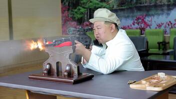 Ο Κιμ Γιονγκ Ουν επιθεώρησε εργοστάσια όπλων – Φωτογραφήθηκε να πυροβολεί