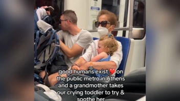 Ελληνίδα γιαγιά έγινε viral όταν πήρε αγκαλιά την κόρη τουρίστριας για να την ηρεμήσει – «Καλοί άνθρωποι υπάρχουν»
