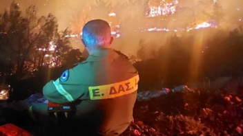 Συγκλονιστική φωτογραφία εθελοντή από τις φωτιές στην Πάρνηθα