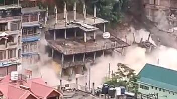 Ινδία: Συγκλονιστικό βίντεο με κτίρια να καταρρέουν σαν τραπουλόχαρτα – Φόβοι για εγκλωβισμένους μετά από μεγάλη κατολίσθηση