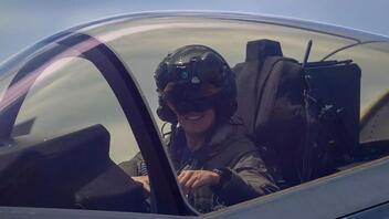 F-35: Αυτή είναι η πιλότος της Demo Team που έφερε τα μαχητικά πέμπτης γενιάς στην Ελλάδα