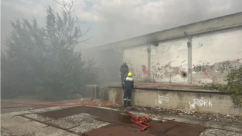 Μεγάλη φωτιά σε εγκαταλελειμμένο εργοστάσιο στην Κομοτηνή - Μήνυμα από το 112 για τους καπνούς