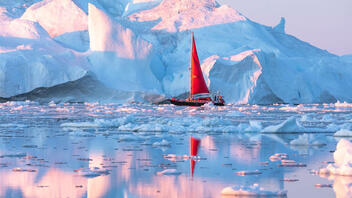 Γροιλανδία: Αποκολλήθηκε το κρουαζιερόπλοιο που είχε προσαράξει σε απομονωμένη περιοχή