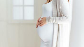 Επίδομα γέννας: Αυξάνονται τα ποσά με τα αναδρομικά να φτάνουν έως και 1.500 ευρώ