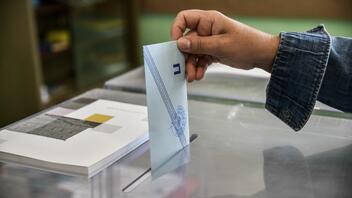 Εκλογές: Απίστευτο περιστατικό στη Λάρισα - Μαζί με τα ψηφοδέλτια έριξε στην κάλπη φάκελο με 175 ευρώ!