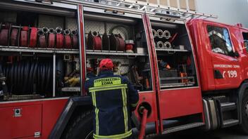 Ολονύχτια εγρήγορση της Πυροσβεστικής για τη φωτιά στις Γωνιές
