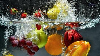 Υπάρχει "καλύτερη στιγμή" για να πλύνουμε φρούτα και λαχανικά;