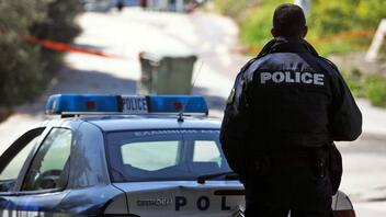 Αίσιο τέλος στο θρίλερ – Παραδόθηκε ο αστυνομικός που είχε ταμπουρωθεί στο σπίτι του