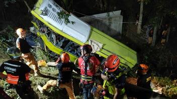 Φιλιππίνες: 17 νεκροί από πτώση λεωφορείου σε χαράδρα