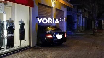 Τροχαίο στη Θεσσαλονίκη: Αυτοκίνητο καρφώθηκε σε κατάστημα 