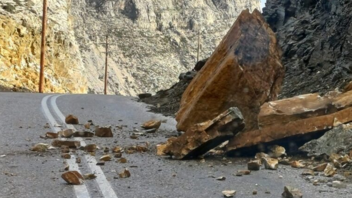 Ικαρία: Πτώσεις βράχων στο οδικό δίκτυο μετά τις σημερινές βροχοπτώσεις
