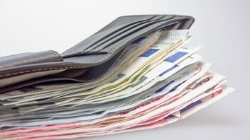 Υπάλληλος καθαριότητας βρήκε και παρέδωσε πορτοφόλι με 490 ευρώ