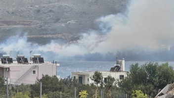 Μεγάλη φωτιά κοντά στον Ναύσταθμο της Σούδας: Εκκενώθηκε ο οικισμός - Έκλεισε ο ΒΟΑΚ!