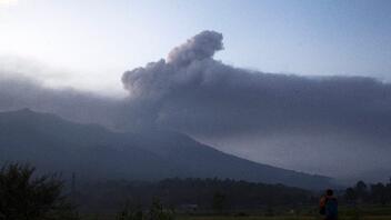 Έκρηξη ηφαιστείου στην Ινδονησία - Εκκενώθηκαν περιοχές, έκλεισε αεροδρόμιο