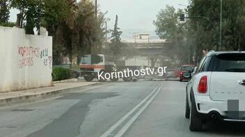 Κόρινθος: Γερανός φορτηγού χτύπησε σε γέφυρα και έπεσε σε διερχόμενα οχήματα!