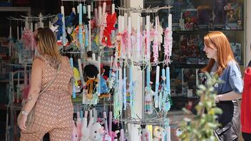 Σε εορταστικούς ρυθμούς η αγορά στο Ηράκλειο: ανοιχτά σήμερα τα καταστήματα