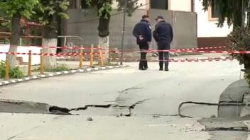 Ρουμανία: Τρύπα βάθους δύο μέτρων απειλεί ολόκληρη πόλη