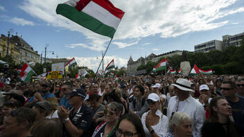 Ουγγαρία: Ο Πέτερ Μαγιάρ «φέρνει έναν αέρα σαν της Επανάστασης του 1956»
