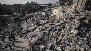 Συνεχείς αεροπορικοί βομβαρδισμοί στη Γάζα - Φεύγουν όπως όπως οι κάτοικοι