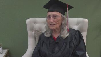 Απίστευτο: Αποφοίτησε από το Κολλέγιο στα 95 της!