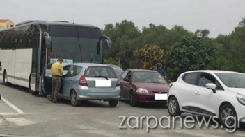Μετωπική σύγκρουση αυτοκινήτου με τουριστικό λεωφορείο