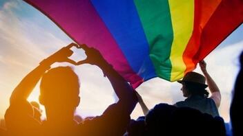 Δημοσκόπηση: Οι ΛΟΑΤΚΙ+ στην ΕΕ αντιμετωπίζουν λιγότερες διακρίσεις, αλλά περισσότερη βία