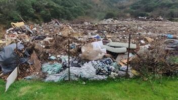 Τρεις συλλήψεις για την απόρριψη μεγάλου όγκου στερεών αποβλήτων σε δασική έκταση