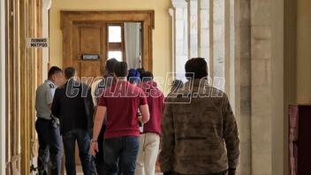 Αιματηρή συμπλοκή στη Μύκονο: Ελεύθεροι 4 συλληφθέντες – Στον εισαγγελέα στη Σύρο οι άλλοι 4