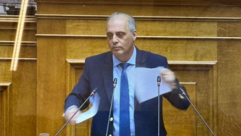 Έσκισε το ΦΕΚ με τη Συμφωνία των Πρεσπών ο Βελόπουλος
